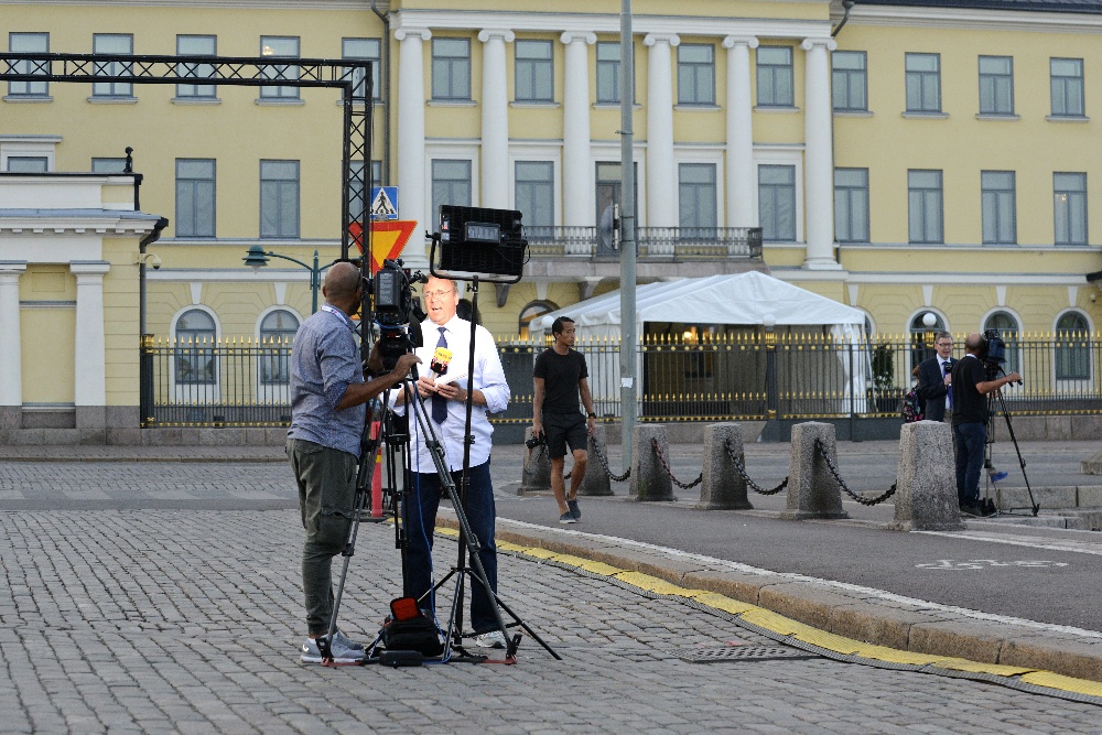 Toimittajia ja kuvaajia presidentinlinnan edessä